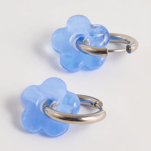 Créoles fleurs en verre colorées – acier inoxydable - Bleu ciel - Argenté