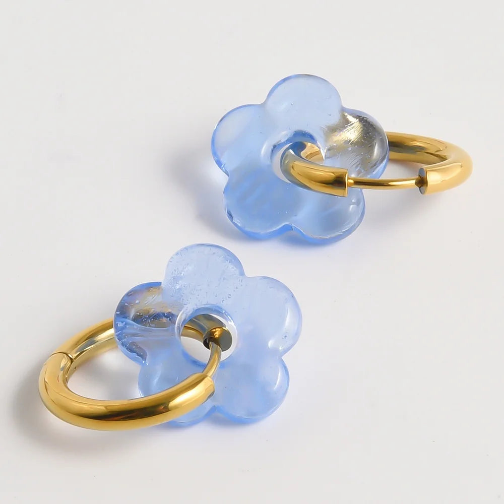 Créoles fleur en verre bleu ciel, finition dorée – JoliFleur