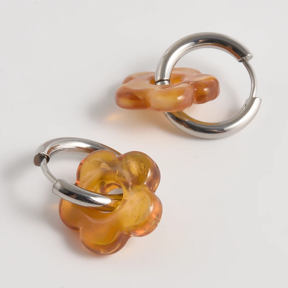 Créoles fleur en verre ambre, finition argentée – JoliFleur