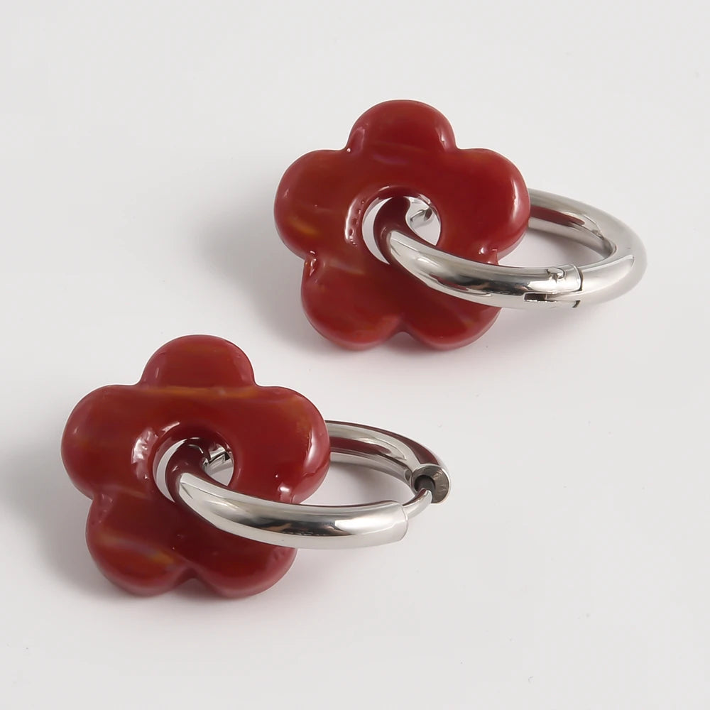 Créoles fleur en verre bordeaux, finition argentée – JoliFleur