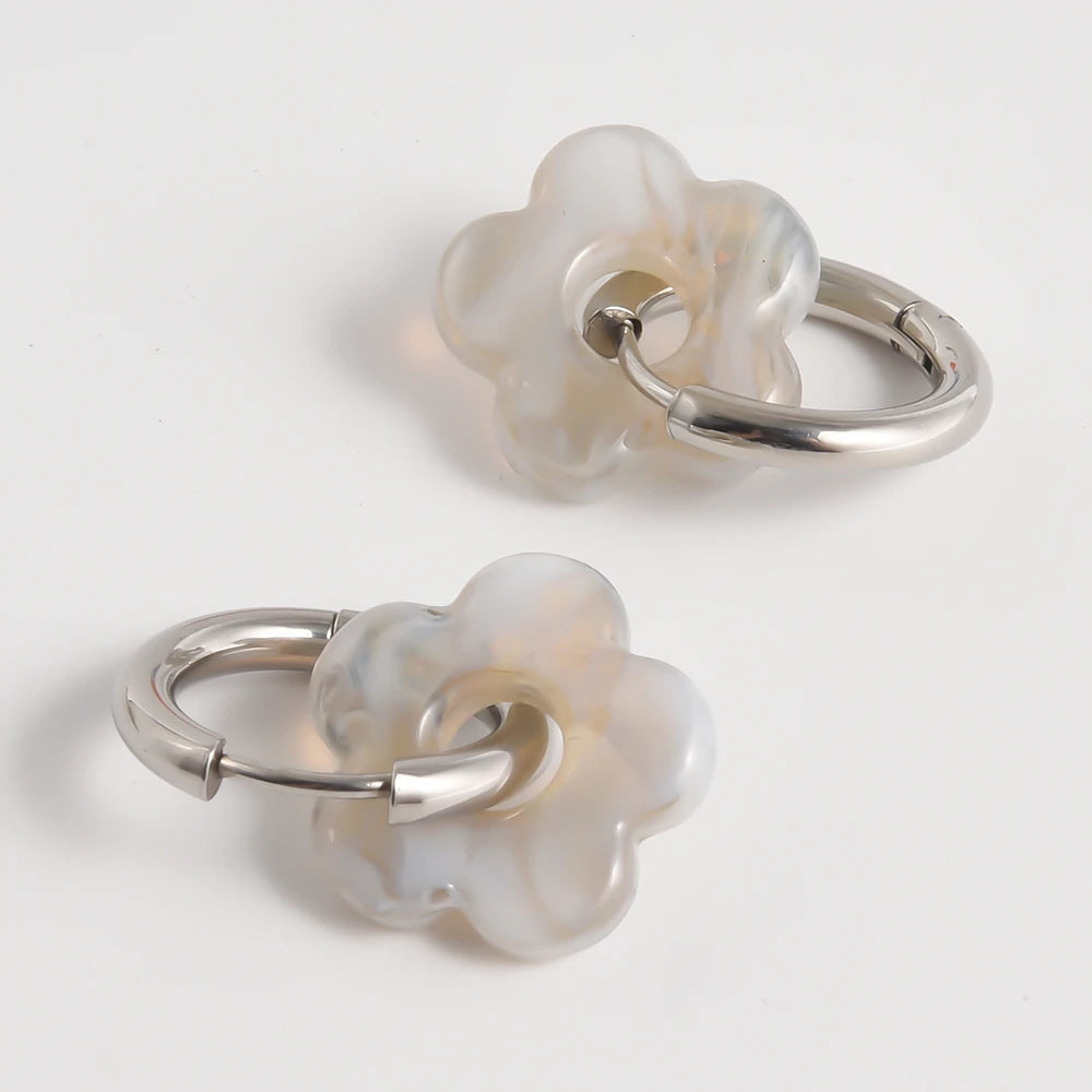 Créoles fleur en verre gris nacré, finition argentée – JoliFleur