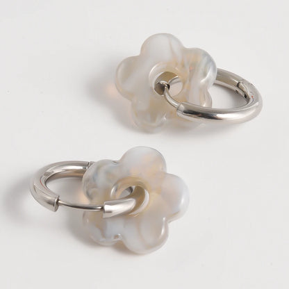 Créoles fleur en verre gris nacré, finition argentée – JoliFleur