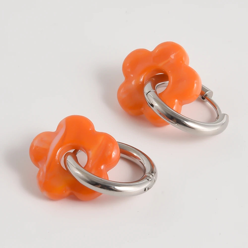 Créoles fleur en verre mandarine, finition argentée – JoliFleur