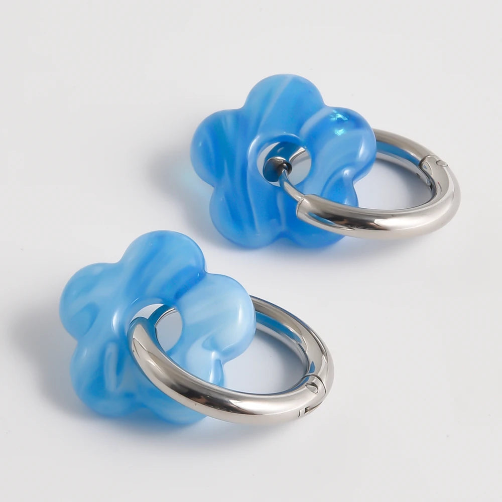 Créoles fleur en verre bleu azur, finition argentée – JoliFleur