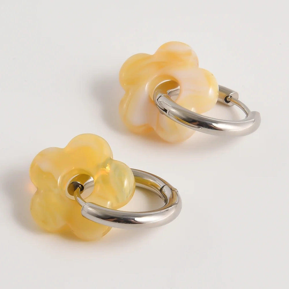 Créoles fleur en verre jaune miel, finition argentée – JoliFleur