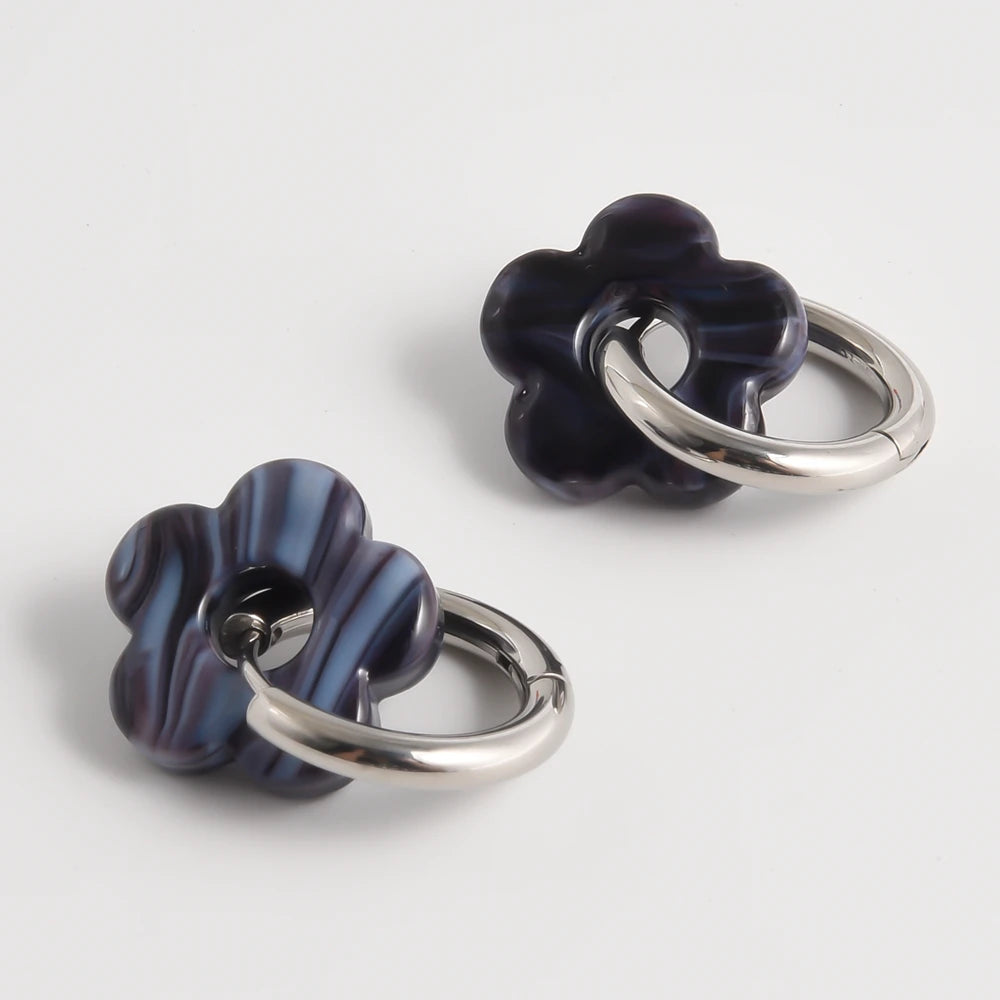 Créoles fleur en verre bleu nuit, finition argentée – JoliFleur