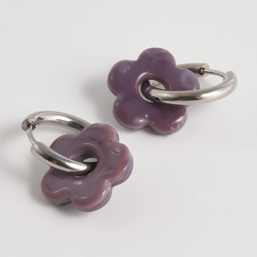 Créoles fleur en verre prune, finition argentée – JoliFleur